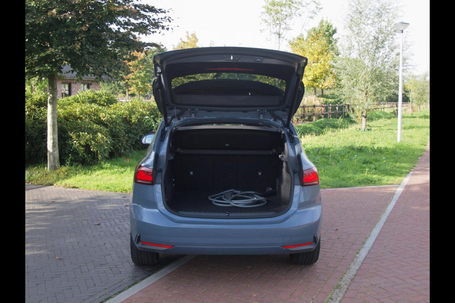 BMW 2 Serie Active Tourer 225e xDrive | Panoramadak | Harman Kardon | Camera| Sfeerverlichting | NL-Auto |