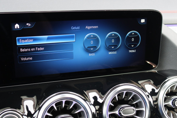 Mercedes-Benz EQA 250 Sport Edition 67 kWh | Panoramadak | Trekhaak | Widescreen | Keyless Go | Camera | Dodehoekassistent | Advanced Sound System |