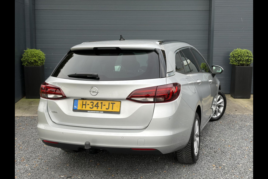 Opel Astra Sports Tourer 1.2 Elegance ✓110pk✓Camera✓Carplay✓Navi✓Halfleder✓Keyless✓Trekhaak✓Pdc V+A✓Clima✓Cruise✓Elekt Stoel✓Recent beurt gehad✓Dodehoeksensor✓Rijstrooksensor✓Lm velgen✓N.A.P✓Apk tot 11-2027
