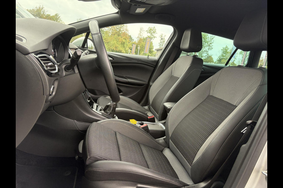 Opel Astra Sports Tourer 1.2 Elegance ✓110pk✓Camera✓Carplay✓Navi✓Halfleder✓Keyless✓Trekhaak✓Pdc V+A✓Clima✓Cruise✓Elekt Stoel✓Recent beurt gehad✓Dodehoeksensor✓Rijstrooksensor✓Lm velgen✓N.A.P✓Apk tot 11-2027