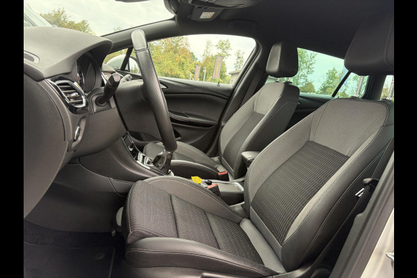 Opel Astra Sports Tourer 1.2 Elegance ✓110pk✓Camera✓Carplay✓Navi✓Halfleder✓Keyless✓Trekhaak✓Pdc V+A✓Clima✓Cruise✓Elekt Stoel✓Recent beurt gehad✓Dodehoeksensor✓Rijstrooksensor✓Lm velgen✓N.A.P✓Apk tot 11-2027