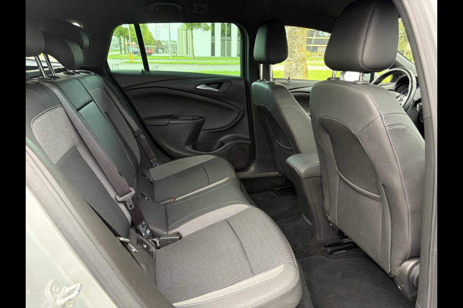 Opel Astra Sports Tourer 1.2 Elegance ✓110pk✓Camera✓Carplay✓Navi✓Halfleder✓Keyless✓Trekhaak✓Pdc V+A✓Clima✓Cruise✓Elekt Stoel✓Recent beurt gehad✓Dodehoeksensor✓Rijstrooksensor✓Lm velgen✓N.A.P✓Apk tot 11-2027