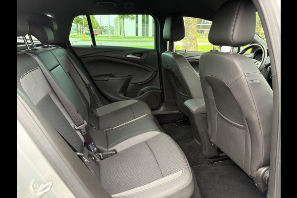 Opel Astra Sports Tourer 1.2 Elegance ✓110pk✓Camera✓Carplay✓Navi✓Halfleder✓Keyless✓Trekhaak✓Pdc V+A✓Clima✓Cruise✓Elekt Stoel✓Recent beurt gehad✓Dodehoeksensor✓Rijstrooksensor✓Lm velgen✓N.A.P✓Apk tot 11-2027