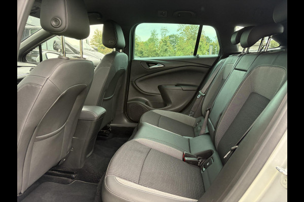 Opel Astra Sports Tourer 1.2 Elegance ✓110pk✓Camera✓Carplay✓Navi✓Halfleder✓Keyless✓Trekhaak✓Pdc V+A✓Clima✓Cruise✓Elekt Stoel✓Recent beurt gehad✓Dodehoeksensor✓Rijstrooksensor✓Lm velgen✓N.A.P✓Apk tot 11-2027