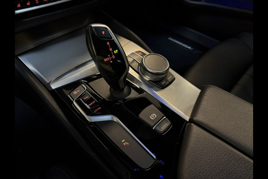 BMW 5 Serie 520i M-Sport|SERVICE-INCLUSIVE|PANO|MEMORY|NAP|SFEERVERLICHTING|STOELVENTILATIE|DISPLAY-KEY|