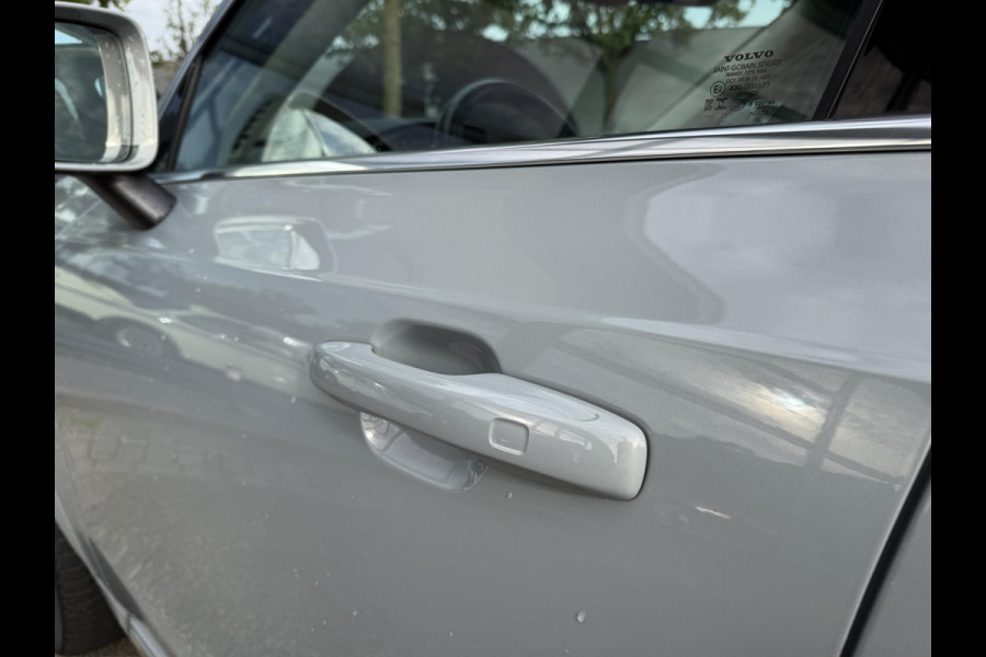 Volvo XC90 Volvo XC90 T8 Plug-in Hybrid ULTIMATE Bright VAN:54.900,- VOOR: 52.877,- UW HERFSTVOORDEEL:2.023,-| SOH 100%| 7 PERSOONS| HARMAN KARDON| 360 CAMERA| ELEK. TREKHAAK|  PANO| ACHTERBANK VERWARMD| HUD| PILOT ASSIST| VOLVO DEALER ONDERHOUDEN|