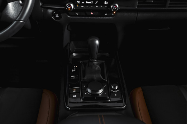 Mazda CX-30 2.0 e-SkyActiv-X 186 PK M Hybrid Nagisa Org. NL. | Adapt. Cruise | Trekhaak | Stoelverw. | PDC | Camera | NAV + App. Connect | ECC | Bose | Elek. Klep | LM 18" |