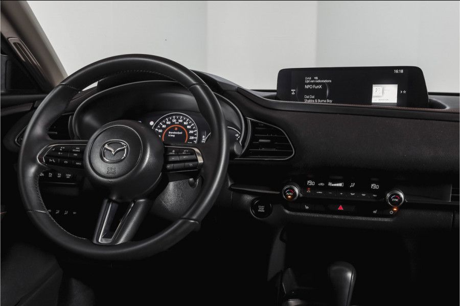 Mazda CX-30 2.0 e-SkyActiv-X 186 PK M Hybrid Nagisa Org. NL. | Adapt. Cruise | Trekhaak | Stoelverw. | PDC | Camera | NAV + App. Connect | ECC | Bose | Elek. Klep | LM 18" |