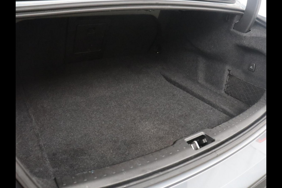 Volvo S60 2.0 T4 R-Design | Stoelverwarming | LED | Navigatie | Camera |