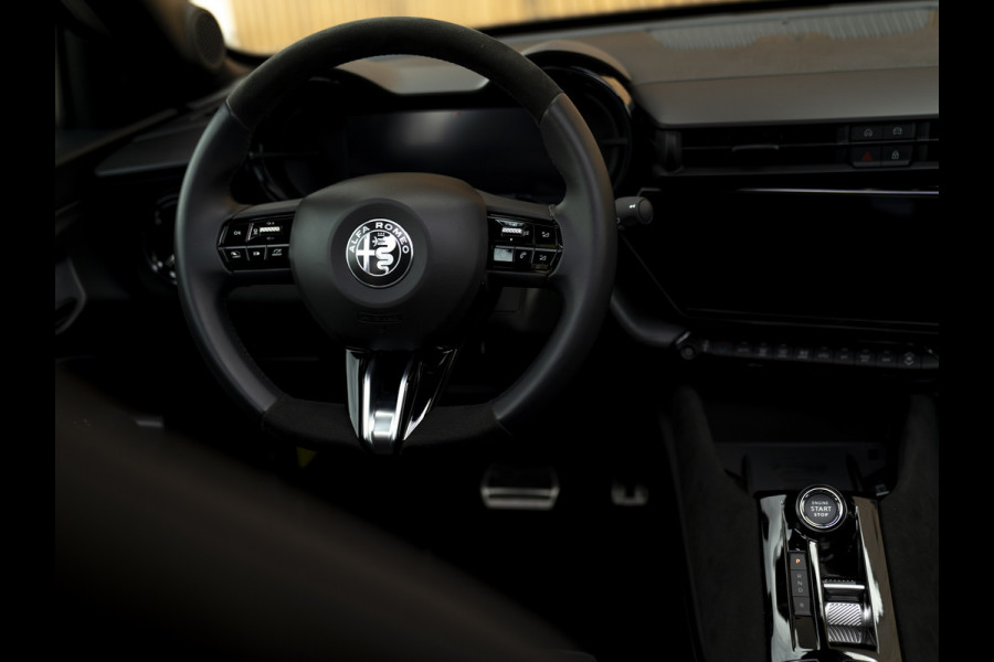 Alfa Romeo junior Elettrica Veloce 54 kWh | Corsa stoelen | Pano-dak | Techno Pack | Sport Pack