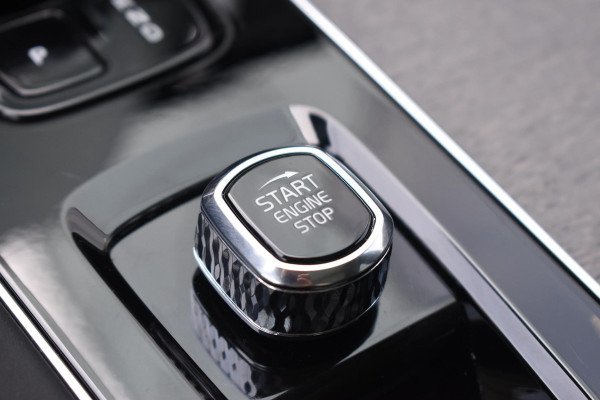 Volvo XC90 T8 455PK Plug-in hybrid AWD Ultra Dark / Bowers & Wilkins / Luchtvering / Head-Up Display / 360 Camera / Massagestoelen / Elektrisch bedienbare stoelen met geheugen / Stoelventilatie / Nappaleder / Elektrisch uitklapbare trekhaak
