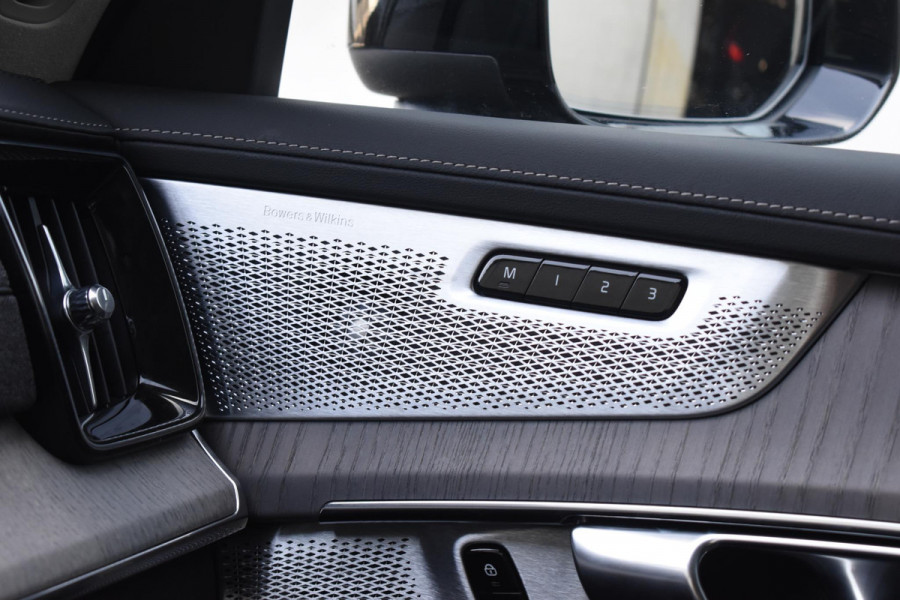 Volvo XC90 T8 455PK Plug-in hybrid AWD Ultra Dark / Bowers & Wilkins / Luchtvering / Head-Up Display / 360 Camera / Massagestoelen / Elektrisch bedienbare stoelen met geheugen / Stoelventilatie / Nappaleder / Elektrisch uitklapbare trekhaak