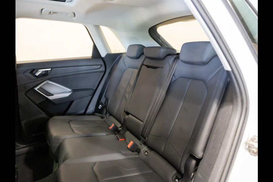 Audi Q3 35 TFSI Advanced / 150pk / Panorama dak / Stoelverwarming / Dodehoek herkenning / Achteruitrij camera /