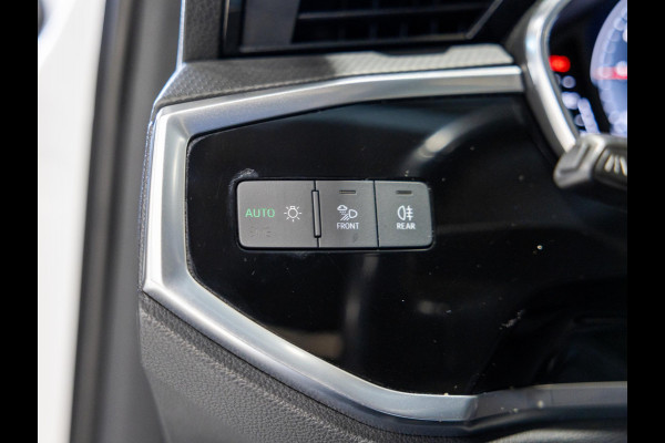 Audi Q3 35 TFSI Advanced / 150pk / Panorama dak / Stoelverwarming / Dodehoek herkenning / Achteruitrij camera /