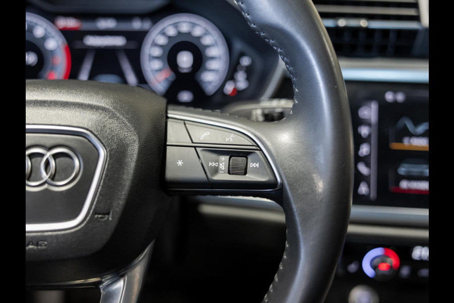 Audi Q3 35 TFSI Advanced / 150pk / Panorama dak / Stoelverwarming / Dodehoek herkenning / Achteruitrij camera /