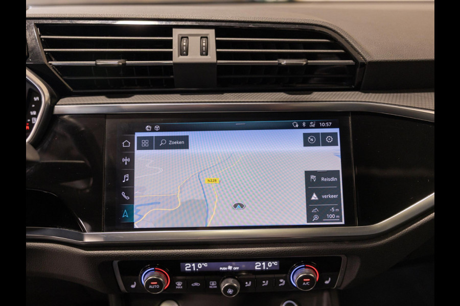 Audi Q3 35 TFSI Advanced / 150pk / Panorama dak / Stoelverwarming / Dodehoek herkenning / Achteruitrij camera /