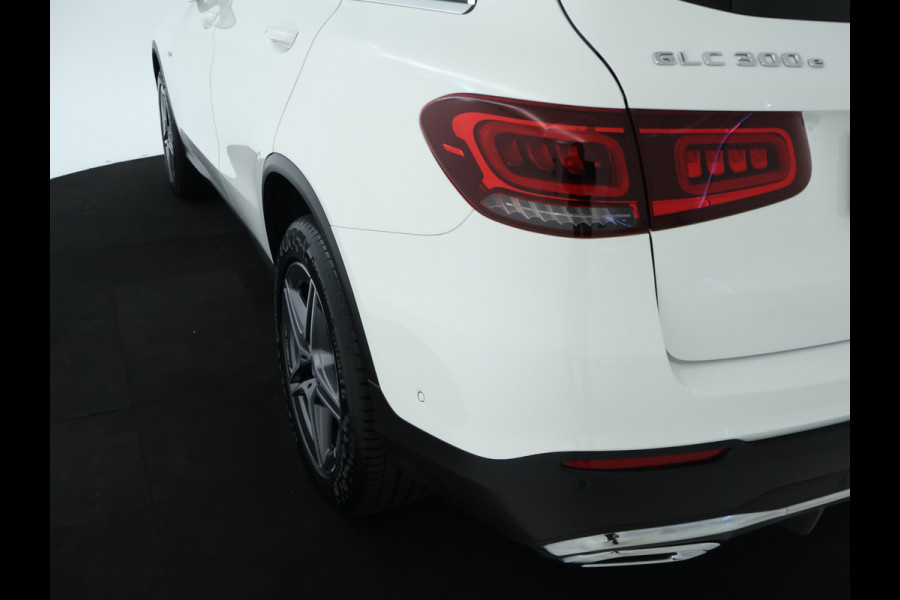 Mercedes-Benz GLC 300 e 4MATIC Premium Plus | Panoramadak | Trekhaak | Nightpakket | Inclusief 24 maanden Mercedes-Benz Certified garantie voor Europa. garage-sale
