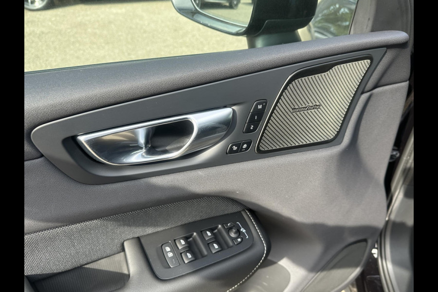 Volvo XC60 2.0 T6 Plug-in hybrid AWD Plus Black Edition SHOWROOM PRIJS VAN €51.900,- NU VOOR SLECHTS €49.877,- | LUCHTVERING | ELEK. TREKHAAK | STOEL + STOELVERWARMING | ACHTERBANK VERWAMRD | HARMAN KARDON | RIJKLAAR | FABRIEKS GARANTIE T/M 7-2027 | PANO |