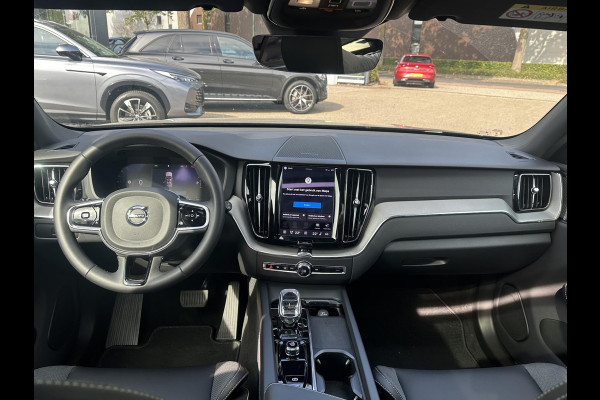 Volvo XC60 2.0 T6 Plug-in hybrid AWD Plus Black Edition SHOWROOM PRIJS VAN €51.900,- NU VOOR SLECHTS €49.877,- | LUCHTVERING | ELEK. TREKHAAK | STOEL + STOELVERWARMING | ACHTERBANK VERWAMRD | HARMAN KARDON | RIJKLAAR | FABRIEKS GARANTIE T/M 7-2027 | PANO |