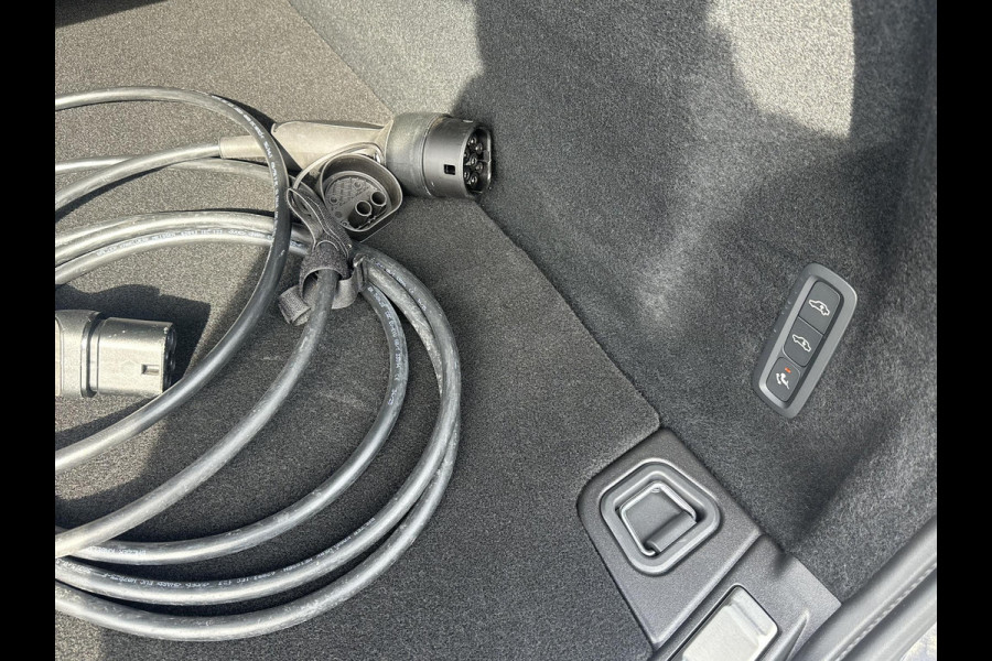 Volvo XC60 2.0 T6 Plug-in hybrid AWD Plus Black Edition SHOWROOM PRIJS VAN €51.900,- NU VOOR SLECHTS €49.877,- | LUCHTVERING | ELEK. TREKHAAK | STOEL + STOELVERWARMING | ACHTERBANK VERWAMRD | HARMAN KARDON | RIJKLAAR | FABRIEKS GARANTIE T/M 7-2027 | PANO |