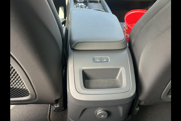 Volvo XC60 2.0 T6 Plug-in hybrid AWD Plus Black Edition SHOWROOM PRIJS VAN €51.900,- NU VOOR SLECHTS €49.877,- | LUCHTVERING | ELEK. TREKHAAK | STOEL + STOELVERWARMING | ACHTERBANK VERWAMRD | HARMAN KARDON | RIJKLAAR | FABRIEKS GARANTIE T/M 7-2027 | PANO |