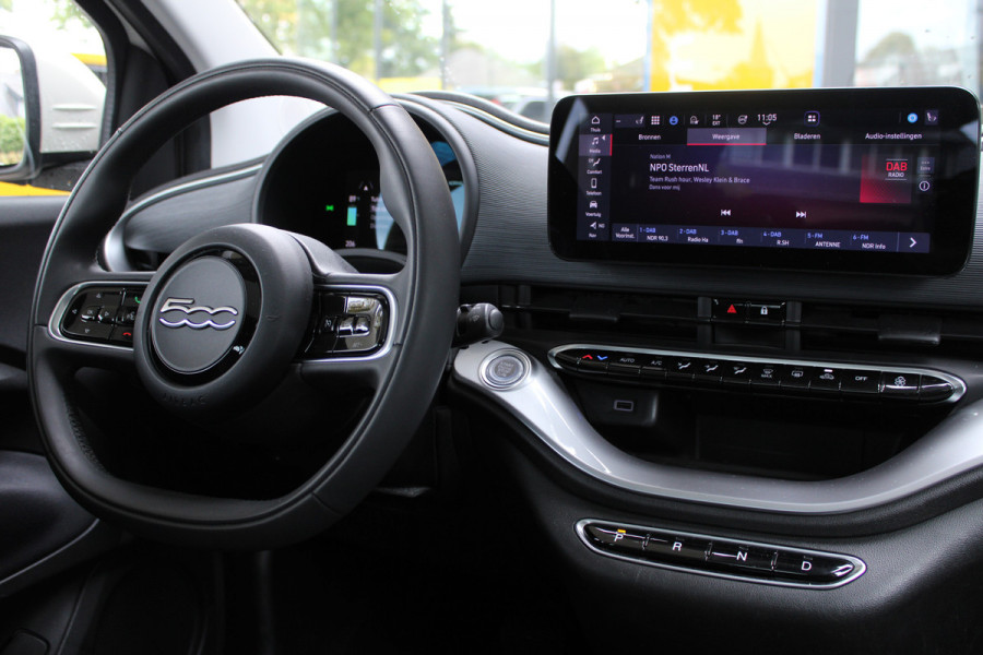 Fiat 500E Icon 42 kWh | Panoramadak | Parkeersensoren | Achteruitrijcamera | Airco