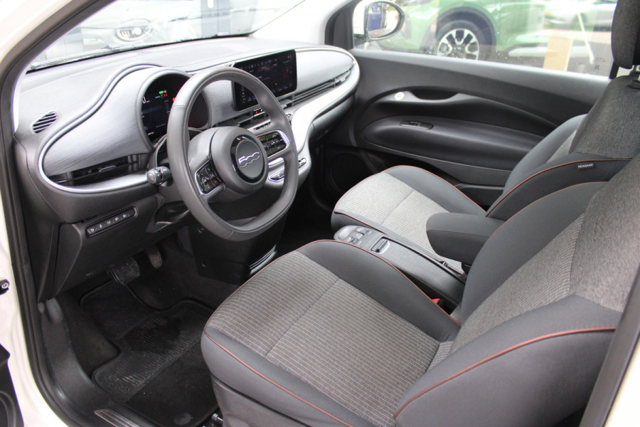 Fiat 500E Icon 42 kWh | Panoramadak | Parkeersensoren | Achteruitrijcamera | Airco