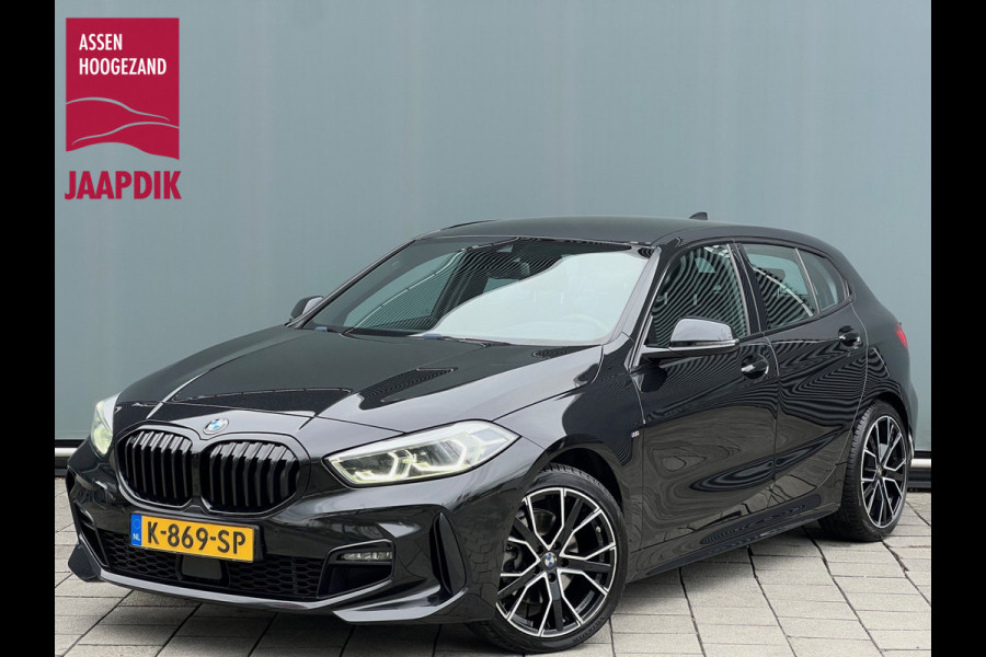 BMW 1-serie BWJ 2021 | 118i 136PK High Ex. AUTOMAAT | LEER | M-PAKKET | CLIMA | NAVI | SPORTSTOELEN | 18'' LMV | STOELVERW | CARPLAY |