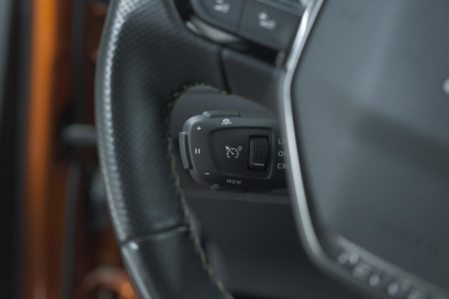Peugeot e-2008 EV GT 50 kWh | 11 KW Lader | 96,3% SOH | Adaptieve Cruise Control | Dodehoekdetectie | Stoelverwarming | Navigatie