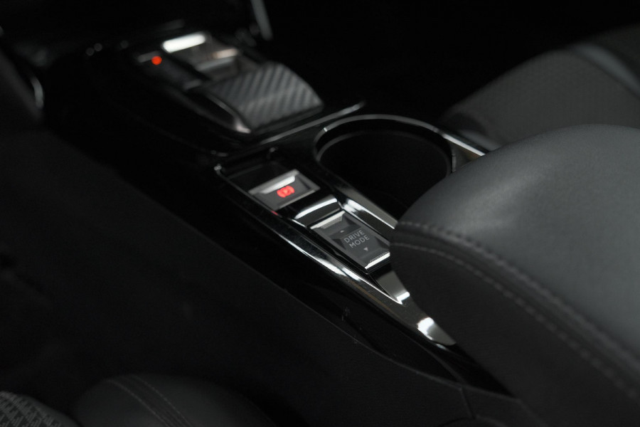 Peugeot e-2008 EV GT 50 kWh | 11 KW Lader | 96,3% SOH | Adaptieve Cruise Control | Dodehoekdetectie | Stoelverwarming | Navigatie