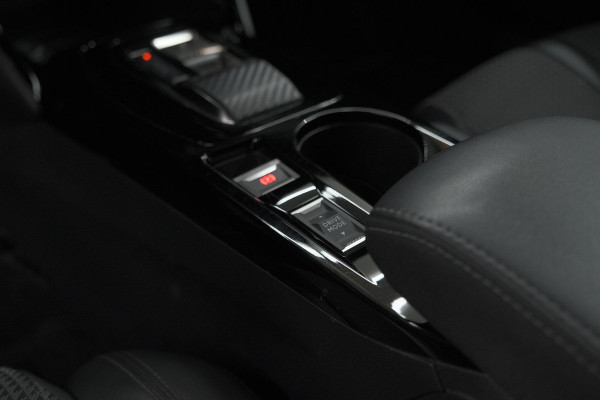 Peugeot e-2008 EV GT 50 kWh | 11 KW Lader | 96,3% SOH | Adaptieve Cruise Control | Dodehoekdetectie | Stoelverwarming | Navigatie