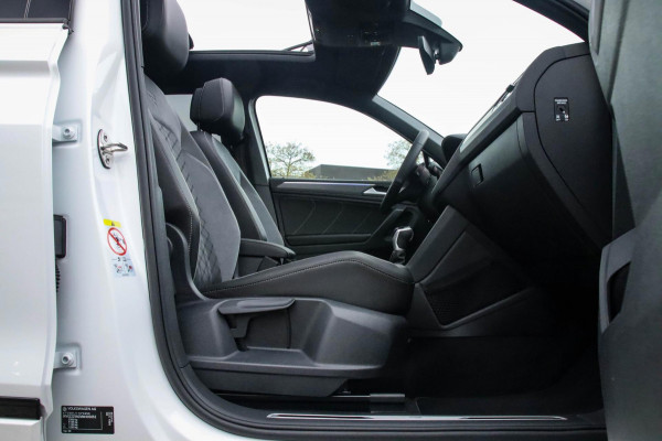 Volkswagen Tiguan 1.4 TSI eHybrid R-Line Business DSG 245pk Panoramadak|Virtual Cockpit|IQ LED Plus|NAVI|ACC|Black|19inch|Trekhaak