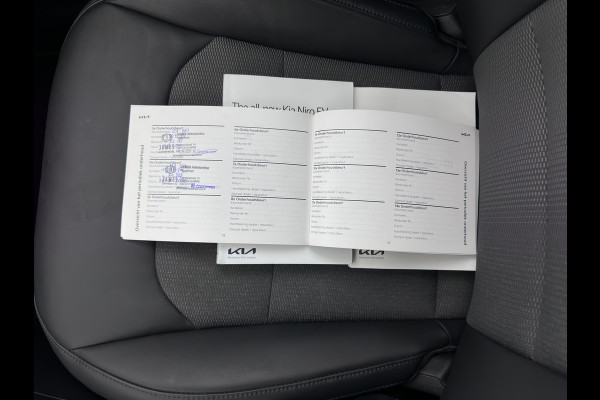 Kia Niro EV DynamicLine 64.8 kWh [3-Fase-11kW] {SoH-100%} (INCL-BTW) Aut. *LEATHER-FABRIC | ADAPTIVE-CRUISE | DIGI-COCKPIT | KEYLESS | CAMERA | DAB | COMFORTSEATS | SHIFTPADDLES | ECC | PDC | CARPLAY | 17''ALU*