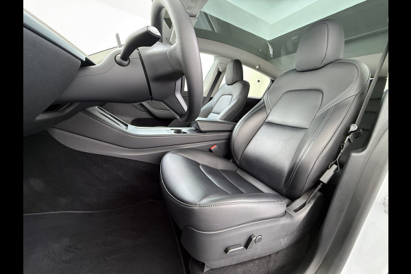 Tesla Model Y RWD 300PK SOH 90% Trekhaak Warmtepomp LFP-Accu Premium-Audio AMD Ryzen™ Camera's Navi Ecc Led Lmv 19" Privacy Glas Leder Stoel+Stuurverwarming Panoramadak Bluetooth Elek.Achterklep 1.600KG Trekgewicht 1e Eigenaar Origineel Nederlandse Auto