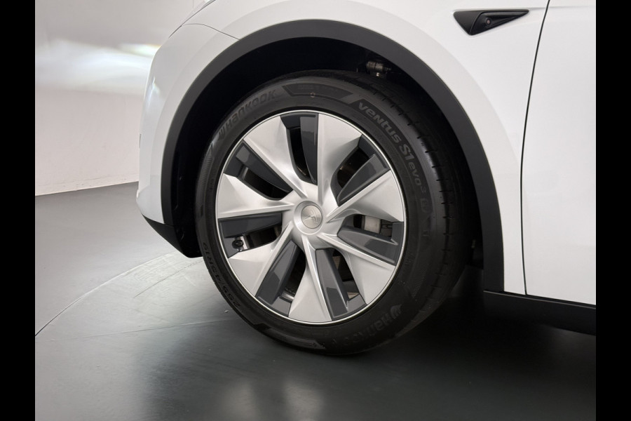 Tesla Model Y RWD 300PK SOH 90% Trekhaak Warmtepomp LFP-Accu Premium-Audio AMD Ryzen™ Camera's Navi Ecc Led Lmv 19" Privacy Glas Leder Stoel+Stuurverwarming Panoramadak Bluetooth Elek.Achterklep 1.600KG Trekgewicht 1e Eigenaar Origineel Nederlandse Auto