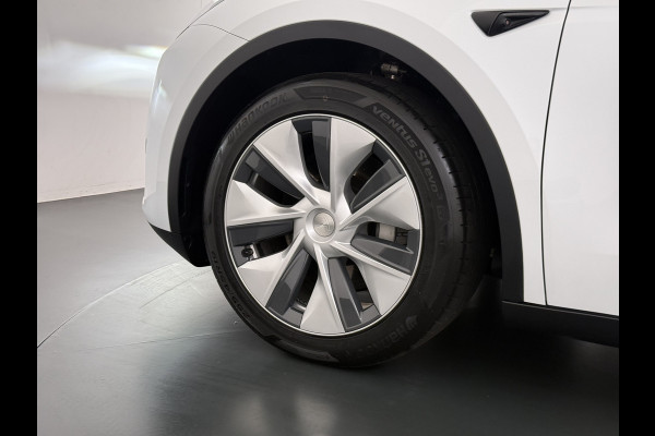 Tesla Model Y RWD 300PK SOH 90% Trekhaak Warmtepomp LFP-Accu Premium-Audio AMD Ryzen™ Camera's Navi Ecc Led Lmv 19" Privacy Glas Leder Stoel+Stuurverwarming Panoramadak Bluetooth Elek.Achterklep 1.600KG Trekgewicht 1e Eigenaar Origineel Nederlandse Auto