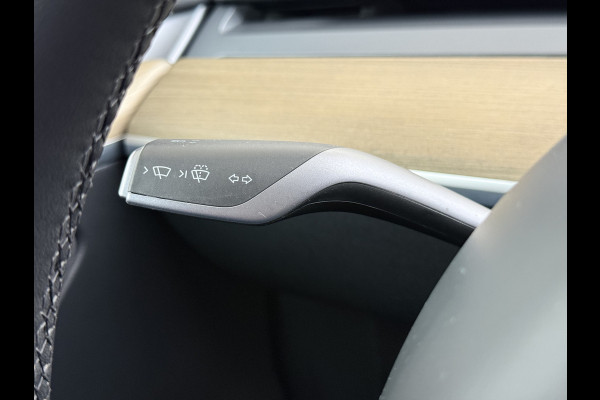Tesla Model Y RWD 300PK SOH 90% Trekhaak Warmtepomp LFP-Accu Premium-Audio AMD Ryzen™ Camera's Navi Ecc Led Lmv 19" Privacy Glas Leder Stoel+Stuurverwarming Panoramadak Bluetooth Elek.Achterklep 1.600KG Trekgewicht 1e Eigenaar Origineel Nederlandse Auto