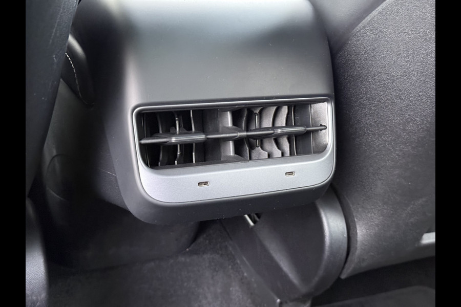 Tesla Model Y RWD 300PK SOH 90% Trekhaak Warmtepomp LFP-Accu Premium-Audio AMD Ryzen™ Camera's Navi Ecc Led Lmv 19" Privacy Glas Leder Stoel+Stuurverwarming Panoramadak Bluetooth Elek.Achterklep 1.600KG Trekgewicht 1e Eigenaar Origineel Nederlandse Auto
