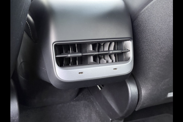 Tesla Model Y RWD 300PK SOH 90% Trekhaak Warmtepomp LFP-Accu Premium-Audio AMD Ryzen™ Camera's Navi Ecc Led Lmv 19" Privacy Glas Leder Stoel+Stuurverwarming Panoramadak Bluetooth Elek.Achterklep 1.600KG Trekgewicht 1e Eigenaar Origineel Nederlandse Auto