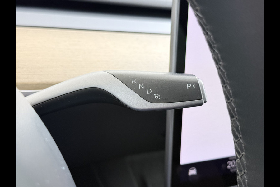 Tesla Model Y RWD 300PK SOH 90% Trekhaak Warmtepomp LFP-Accu Premium-Audio AMD Ryzen™ Camera's Navi Ecc Led Lmv 19" Privacy Glas Leder Stoel+Stuurverwarming Panoramadak Bluetooth Elek.Achterklep 1.600KG Trekgewicht 1e Eigenaar Origineel Nederlandse Auto