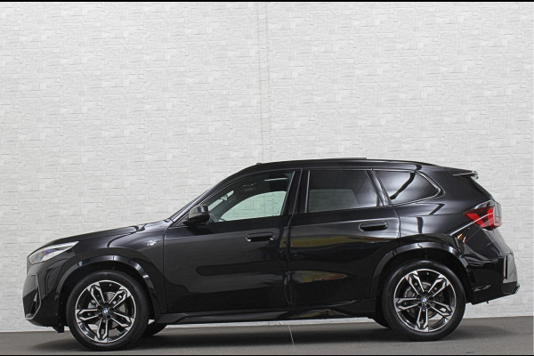 BMW X1 sDrive18i M-Sport | Panorama | Trekhaak | Origineel Nederlands | Sfeerverlichting | Carplay | 19 inch | Getint Glas | DAB | Sportstoelen | Camera | Autom. Achterklep |