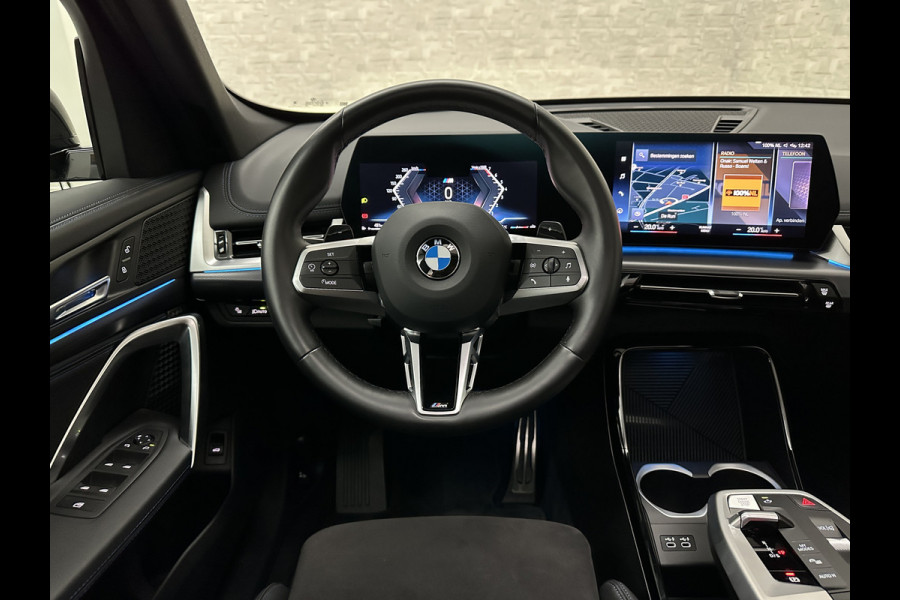 BMW X1 sDrive18i M-Sport | Panorama | Trekhaak | Origineel Nederlands | Sfeerverlichting | Carplay | 19 inch | Getint Glas | DAB | Sportstoelen | Camera | Autom. Achterklep |
