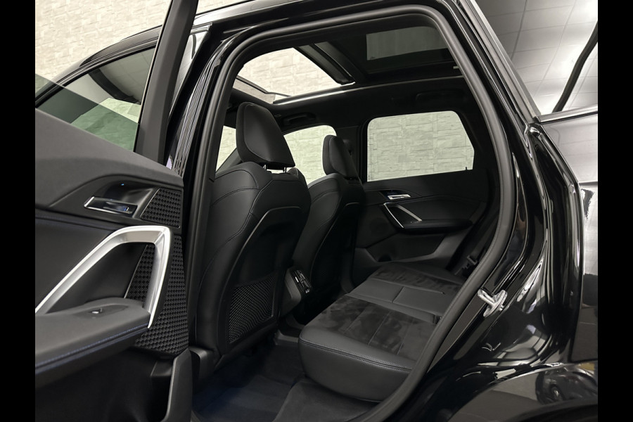 BMW X1 sDrive18i M-Sport | Panorama | Trekhaak | Origineel Nederlands | Sfeerverlichting | Carplay | 19 inch | Getint Glas | DAB | Sportstoelen | Camera | Autom. Achterklep |
