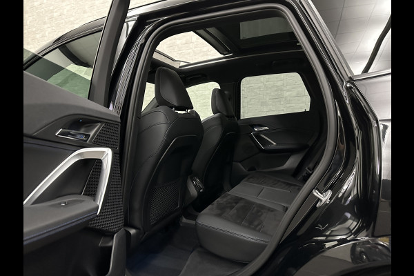 BMW X1 sDrive18i M-Sport | Panorama | Trekhaak | Origineel Nederlands | Sfeerverlichting | Carplay | 19 inch | Getint Glas | DAB | Sportstoelen | Camera | Autom. Achterklep |