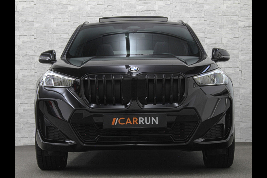 BMW X1 sDrive18i M-Sport | Panorama | Trekhaak | Origineel Nederlands | Sfeerverlichting | Carplay | 19 inch | Getint Glas | DAB | Sportstoelen | Camera | Autom. Achterklep |