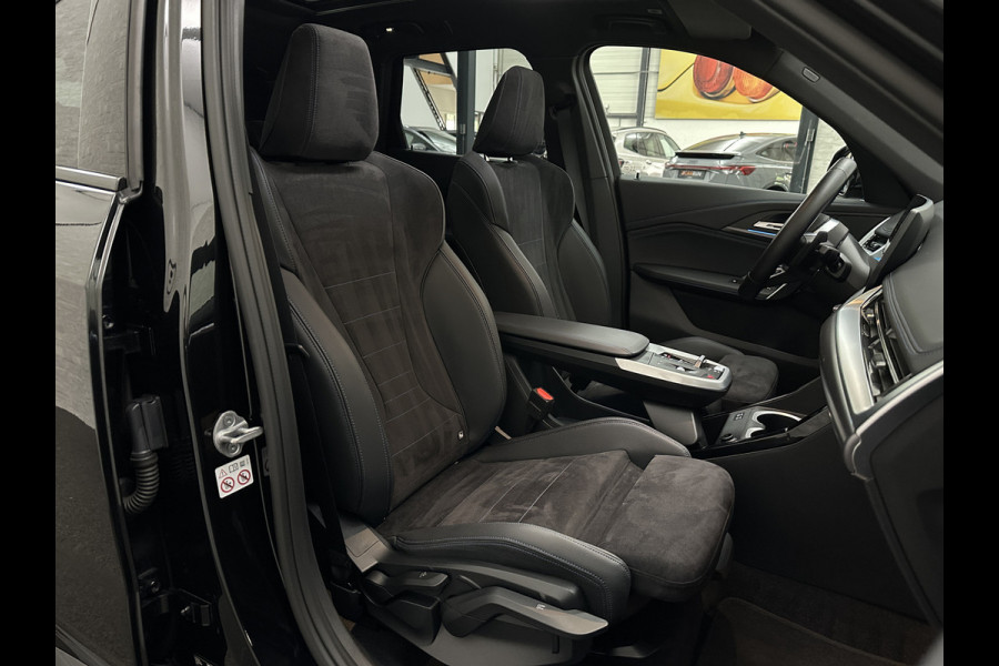 BMW X1 sDrive18i M-Sport | Panorama | Trekhaak | Origineel Nederlands | Sfeerverlichting | Carplay | 19 inch | Getint Glas | DAB | Sportstoelen | Camera | Autom. Achterklep |