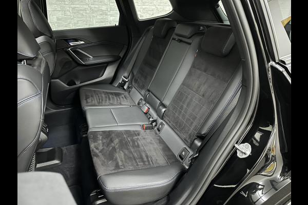 BMW X1 sDrive18i M-Sport | Panorama | Trekhaak | Origineel Nederlands | Sfeerverlichting | Carplay | 19 inch | Getint Glas | DAB | Sportstoelen | Camera | Autom. Achterklep |