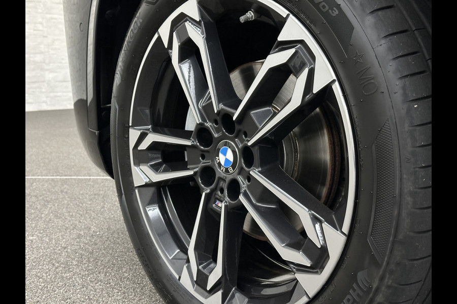 BMW X1 sDrive18i M-Sport | Panorama | Trekhaak | Origineel Nederlands | Sfeerverlichting | Carplay | 19 inch | Getint Glas | DAB | Sportstoelen | Camera | Autom. Achterklep |