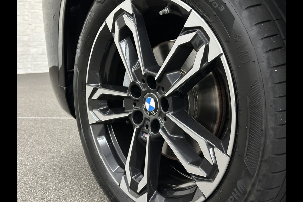 BMW X1 sDrive18i M-Sport | Panorama | Trekhaak | Origineel Nederlands | Sfeerverlichting | Carplay | 19 inch | Getint Glas | DAB | Sportstoelen | Camera | Autom. Achterklep |