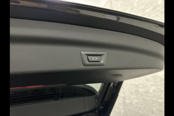 BMW X1 sDrive18i M-Sport | Panorama | Trekhaak | Origineel Nederlands | Sfeerverlichting | Carplay | 19 inch | Getint Glas | DAB | Sportstoelen | Camera | Autom. Achterklep |